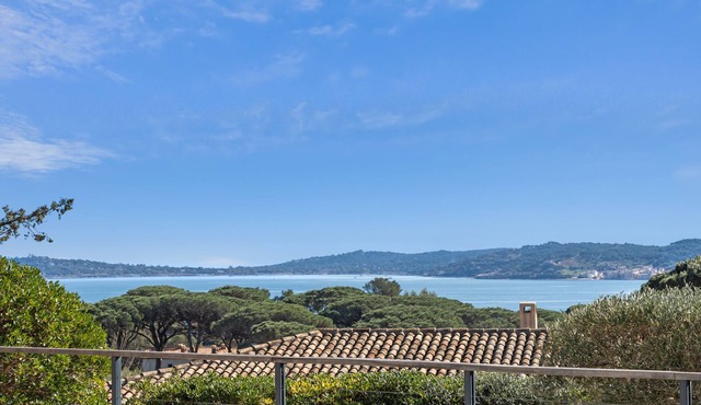 Villa with private heated pool, view of the Gulf of Saint Tropez in a quiet location