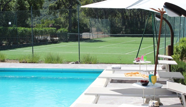 Villa with private pool and tennis two minutes with auto to the beach. Ferry Offers.