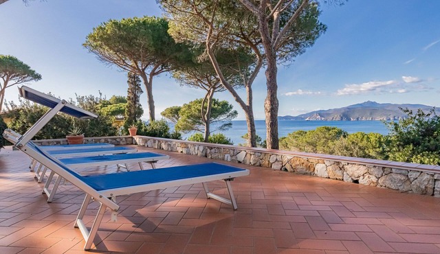 Villa with private access to the beach