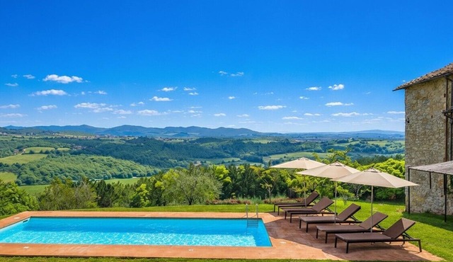 Villa with private pool on 25 acres in the heart of Chianti, close to Siena