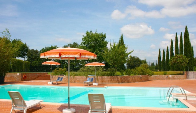 Villa with private pool and tennis court, in the hills between Lucignano and Sinalunga, on the borde