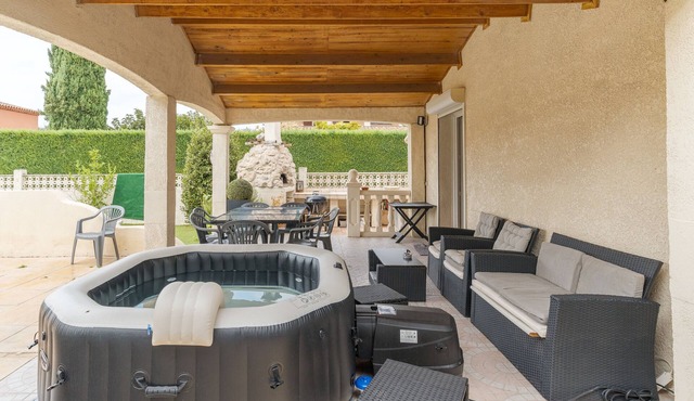 Villa with private pool and jacuzzi, Wi-Fi and air conditioning