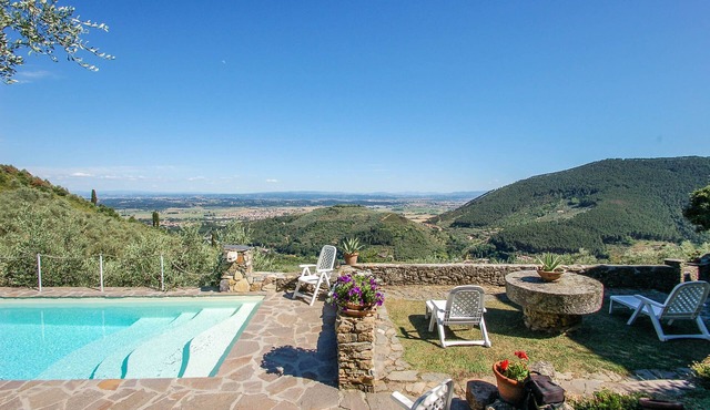 Villa with private pool 20km from Pisa, 34 from sea. Quiet area, panoramic view