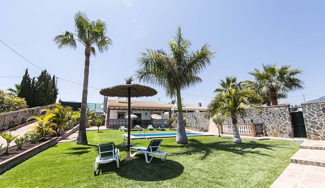 Villa with private pool, 800 m² plot, mountain and sea views