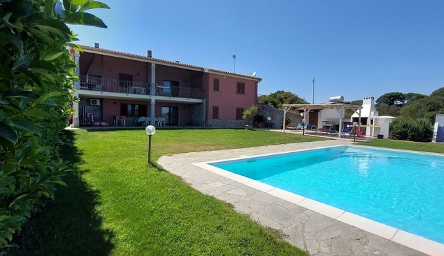 VILLA WITH PRIVATE POOL A FEW KILOMETERS FROM THE SEA