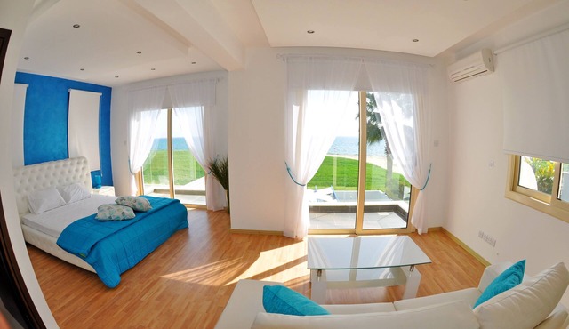 Villa With Private Pool By The Sea