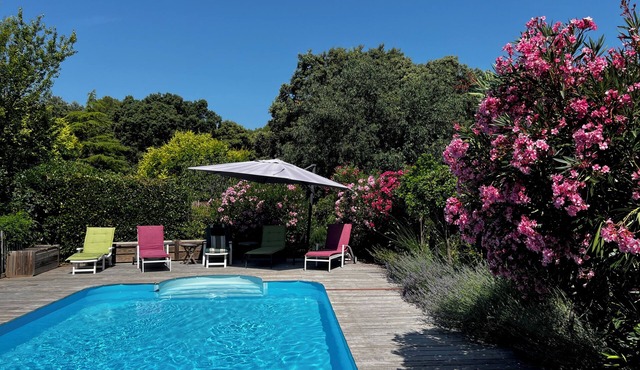 Villa with private pool, large enclosed garden, beaches 25mn away,10 pers