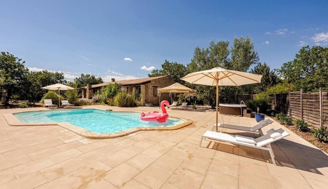 Villa with private pool, spa, pétanque, in a quiet area of Gordes