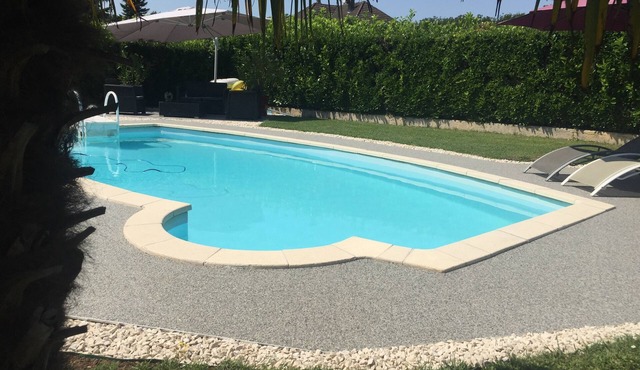 Villa with private pool in Moirans, near mountains and lakes, sleeps 5