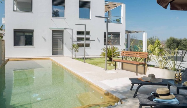 Villa with Private Pool, Garden and playground by Delfus