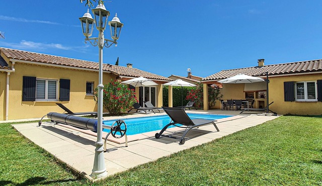Villa with private pool in Provence 35 km from Mont Ventoux
