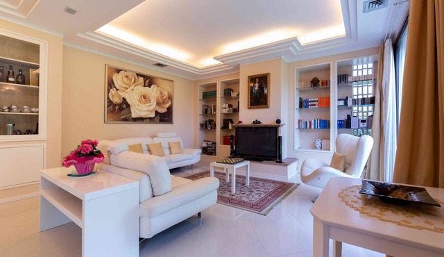 Villa with Private Pool, Gymnasium and Sauna for Holidays and Work