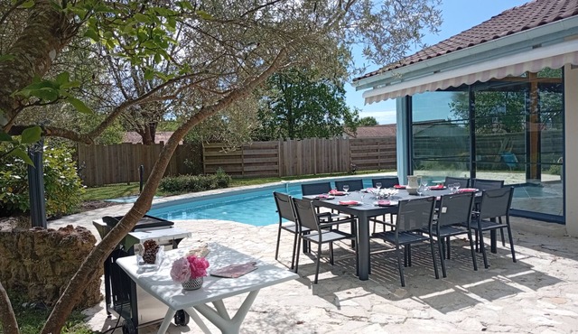 Villa with private pool on the shores of Lake Leon
