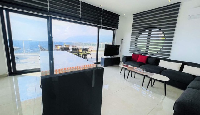 Villa with Private Pool and Terrace in Alanya