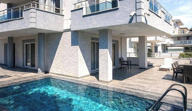 Villa with private pool, 200 meters from the beach.