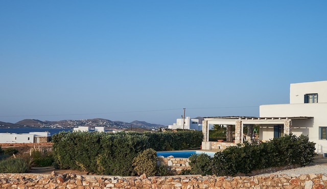 Villa with private wind-sheltered pool, fab seaviews, walking distance to Beach