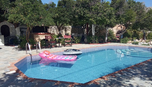 VILLA WITH PRIVE POOLGARDEN AREA, bbq , wi-fi, near sea , town, local tavern