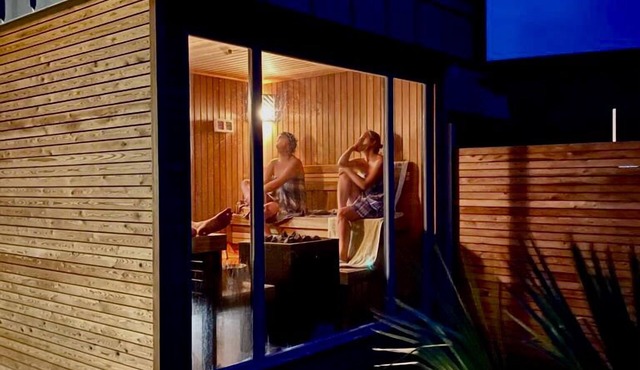 Villa with sauna, fireplace, private jetty and access to the lake