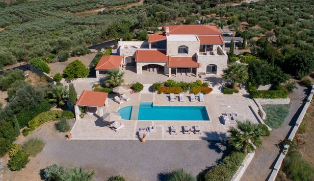Villa with sea views, extra large pool, luxury amenities, near Rethymno