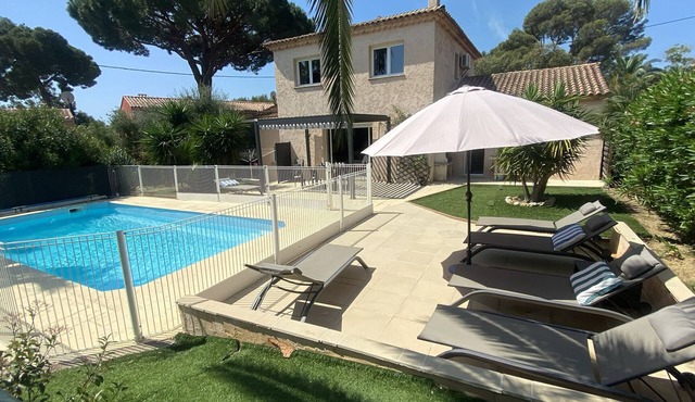 VILLA WITH SECURE POOL, WALKING DISTANCE TO THE BEACH