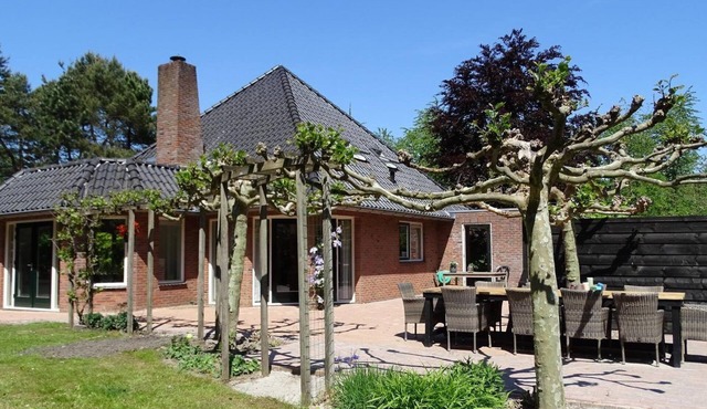Villa with shared pool and wellness (can be booked for private use).
