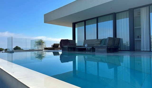 Villa with spectacular sea views. Infinity pool. Lift.Wifi. A/C.