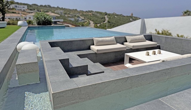 Villa with spectacular sea views, with private pool and spa.Free Wifi.