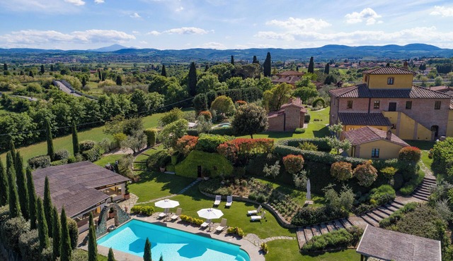 Villa with stunning pool and chef: Perfect Vacation for Families and Friends
