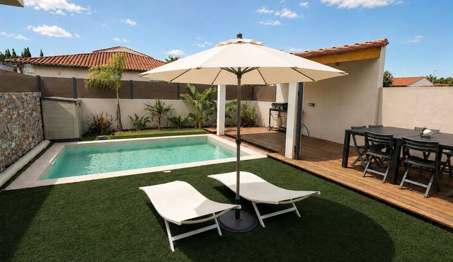 Villa with swimming pool and pétanque court between sea and mountains