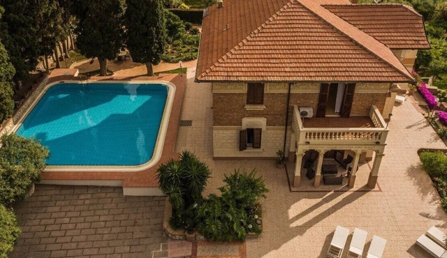 Villa with swimming pool, jacuzzi and tennis, in front of the Aeolian Islands