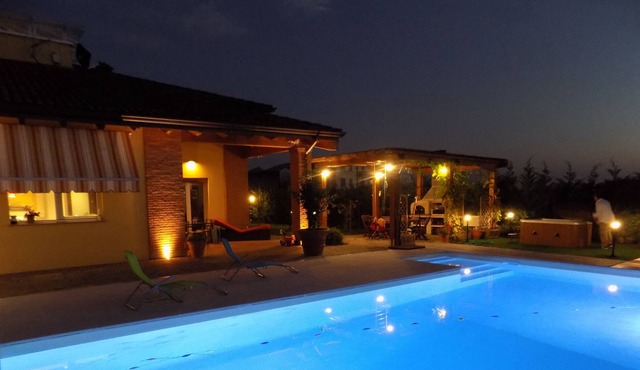 villa with swimming pool and Spa
