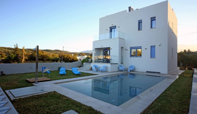 Villa with view & private pool near the sea