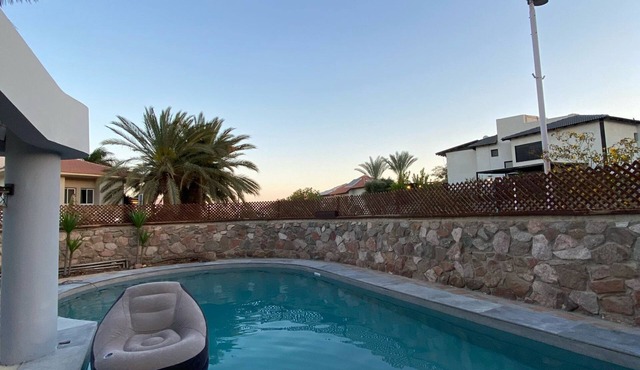 Villa Yuka - Spacious 6-bedroom in Eilat with Heated Pool