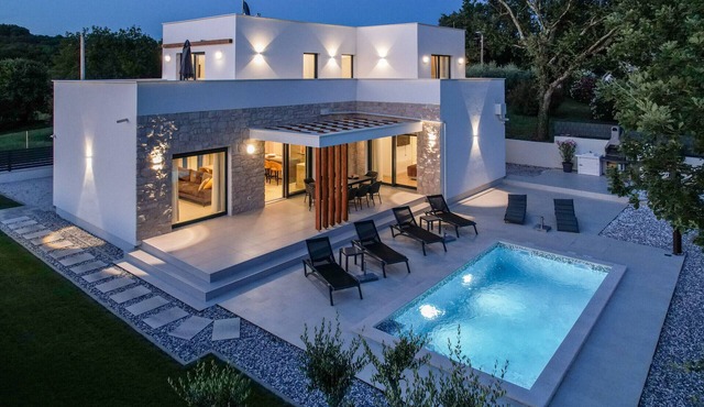 Villa Zanetta pet friendly near Poreč for 6 people with sea view & private pool