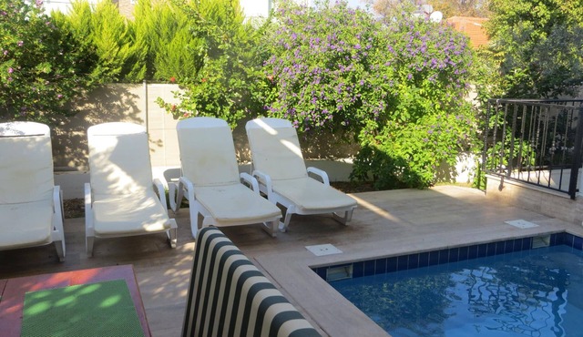 Villasevval-sleeps8-pool-bbq-ac-neartown