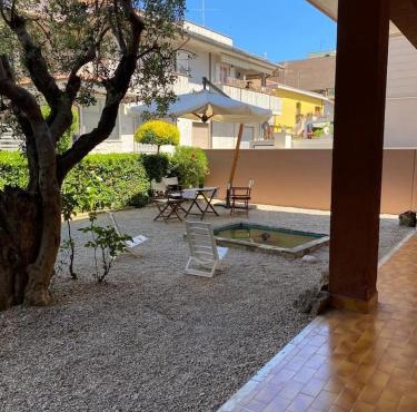 villatta con giardino a cique passi dal mare