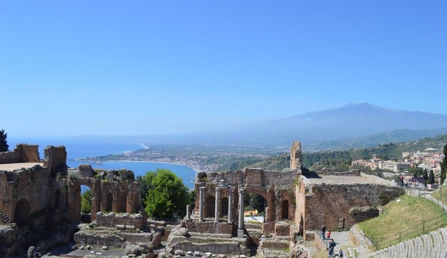 Villetta 2 to 6 people, in Taormina, 50 m from the beach. garden and private parking.