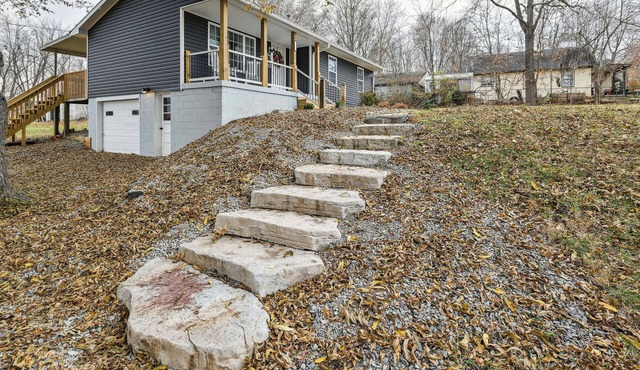 Vine Grove Home w/Deck, 4 Mi to Saunders Springs!