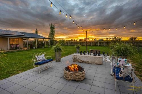 'Vineyard Cottage' A Golden Escape among the Vines
