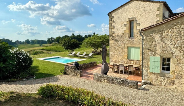 Vineyard escape, heated pool. Ideal for families/groups friends, near St-Émilion