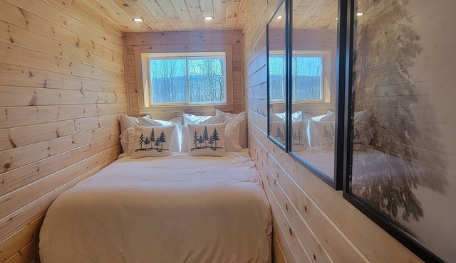 Vintage Hideaway With a view and Hot-Tub