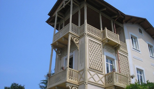 VINTAGE HOUSE IN THE PARK ON THE HILL NEAR THE CITY CENTER
