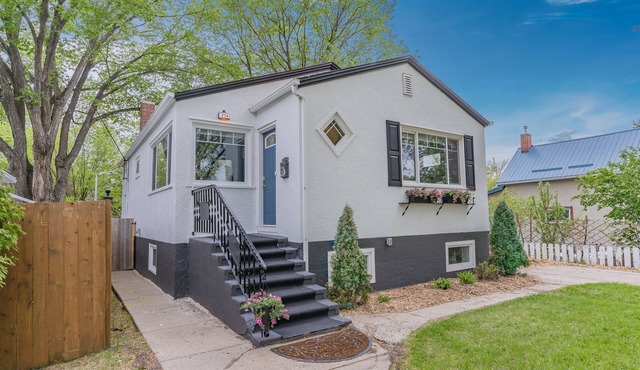VIP YXE - Broadway |Three Bedroom Main Floor Suite