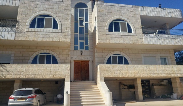 Visit Bethlehem & Jerusalem ，the apartment is in a mansion like property