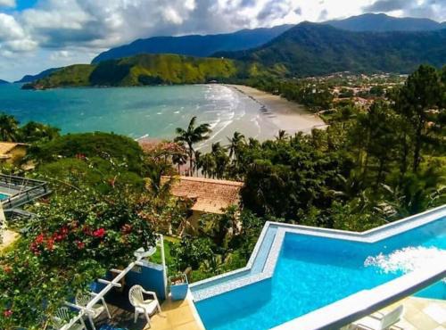 Vista cinematográfica com piscina de borda infinita e hidromassagem