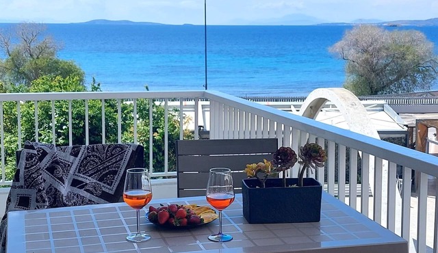 VISTA MARE beachfront apartment.