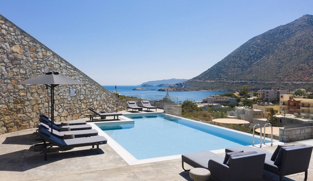ViveVerde Villa, featuring 3 Pools - Walking distance to Beach & Shops