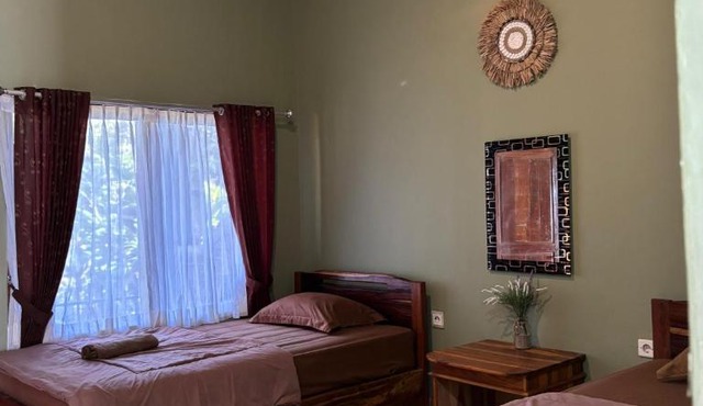 Vivian's Lakey peak homestay