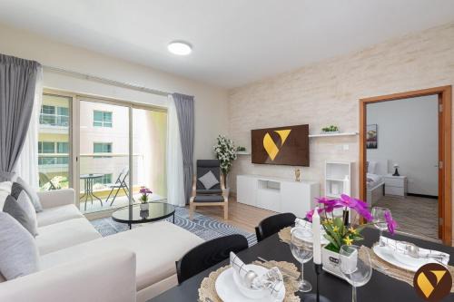 Vogue Vacation Homes, The Greens Al Alka near Mall of the Emirates, One Bedroom Apartment with Balcony and Vibrant community View, Access to all Amenities