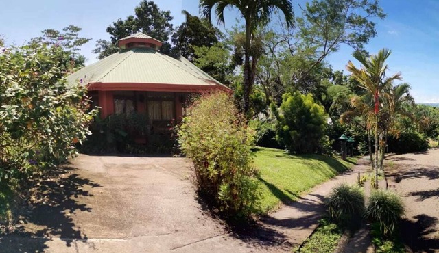 VolCasa with lake view and pool. Bird watcher's haven.